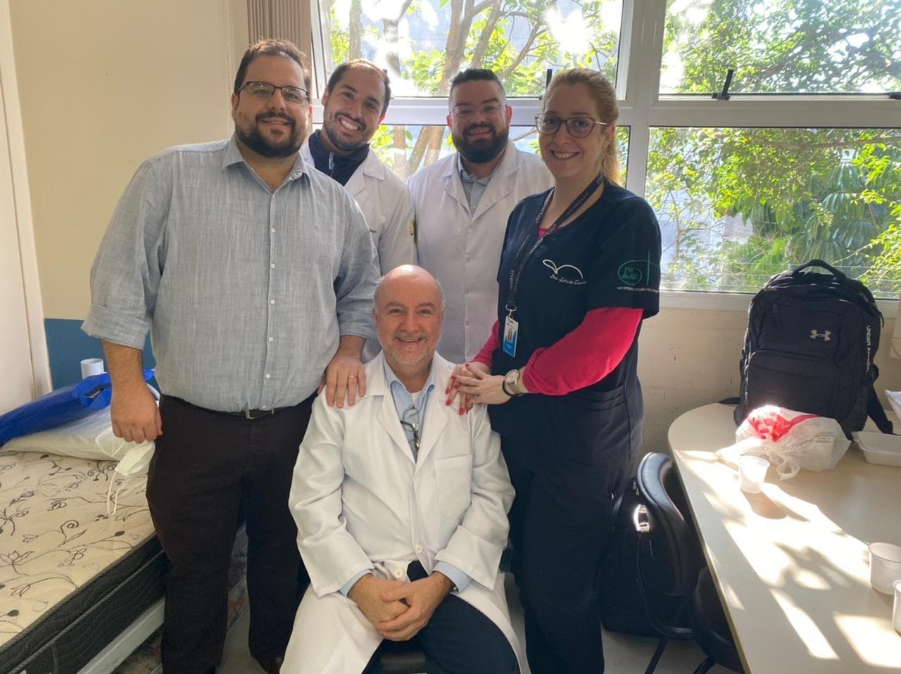 Dr. Vitor Monesi com colegas e o preceptor na clínica