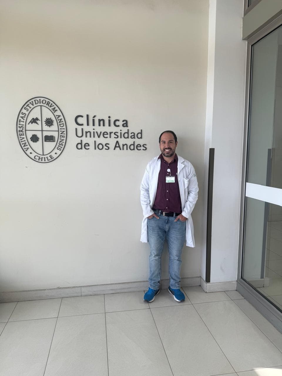 Dr. Vitor Monesi na Clínica Universidad de los Andes, Santiago, Chile