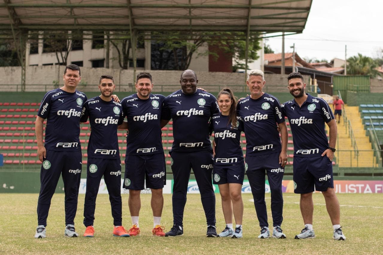 Departamento médico e comissão técnica do Palmeiras no gramado
